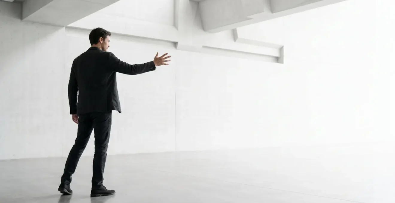 Architetto software che progetta un sistema distribuito scalabile su superficie bianca