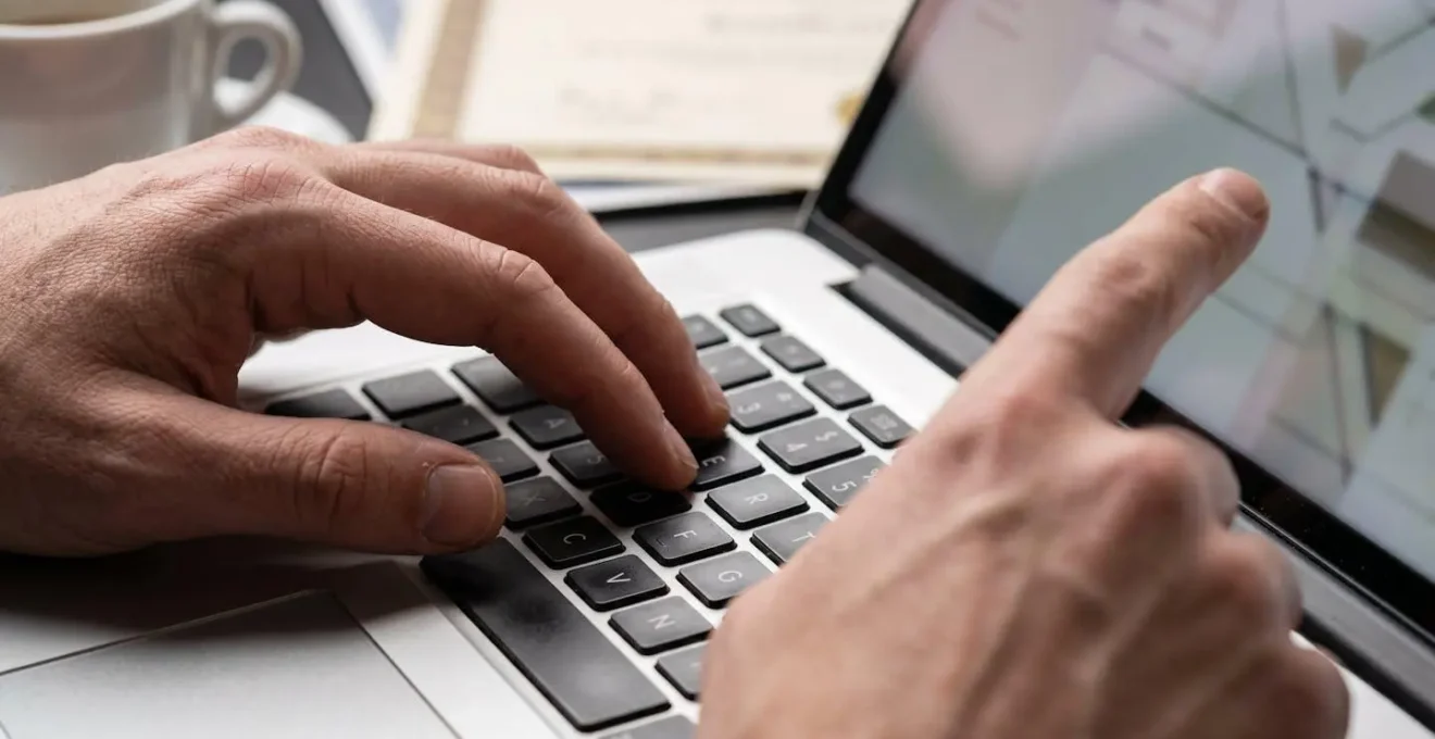 Professionista che verifica l'autenticità di una certificazione sul laptop